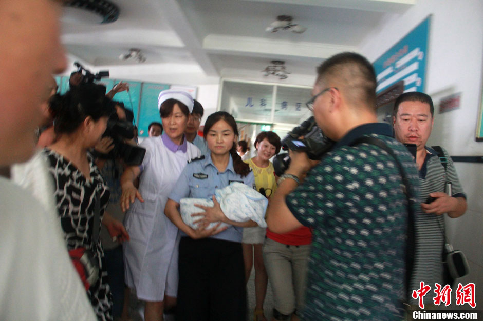 圖為當(dāng)?shù)孛窬瘧驯Й@救嬰兒進(jìn)入富平婦幼保健院。張一辰 攝