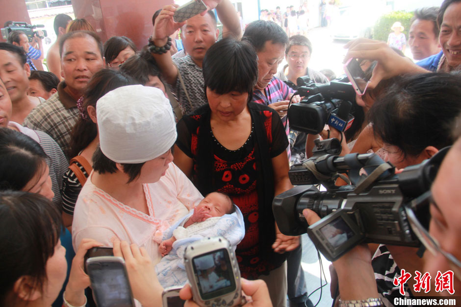 圖為大批媒體記者采訪獲救嬰兒母親。張一辰 攝