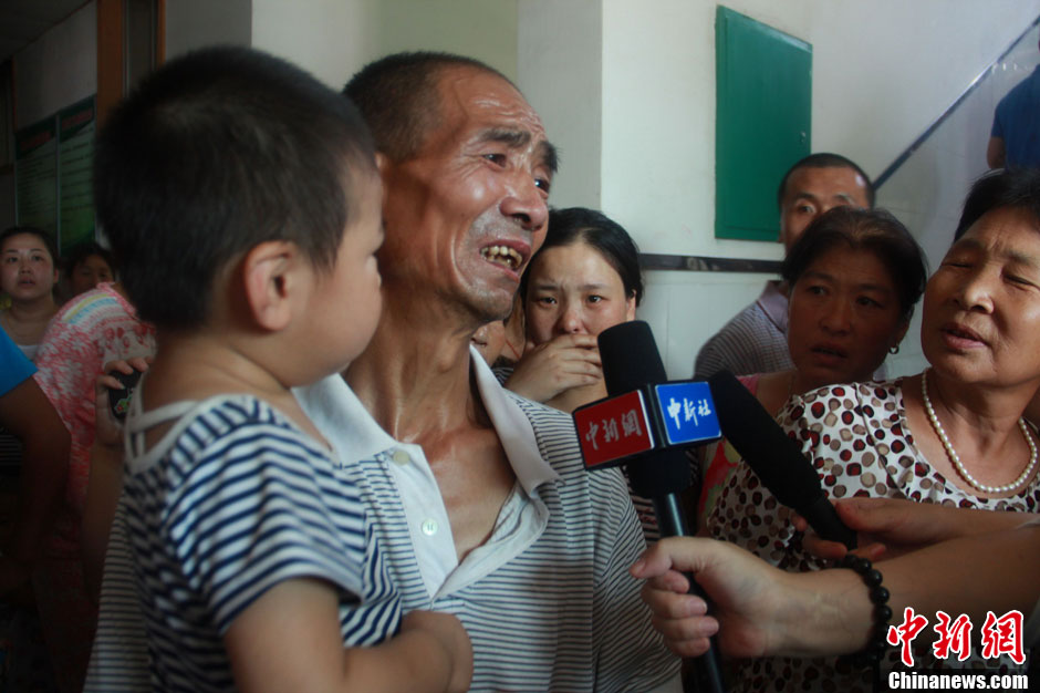 圖為獲救嬰兒的爺爺接受中新社記者采訪。張一辰 攝