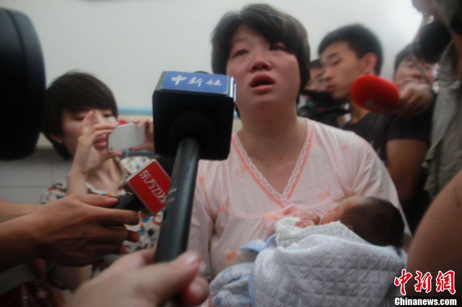 圖為獲救嬰兒母親接受中新社記者采訪。張一辰 攝