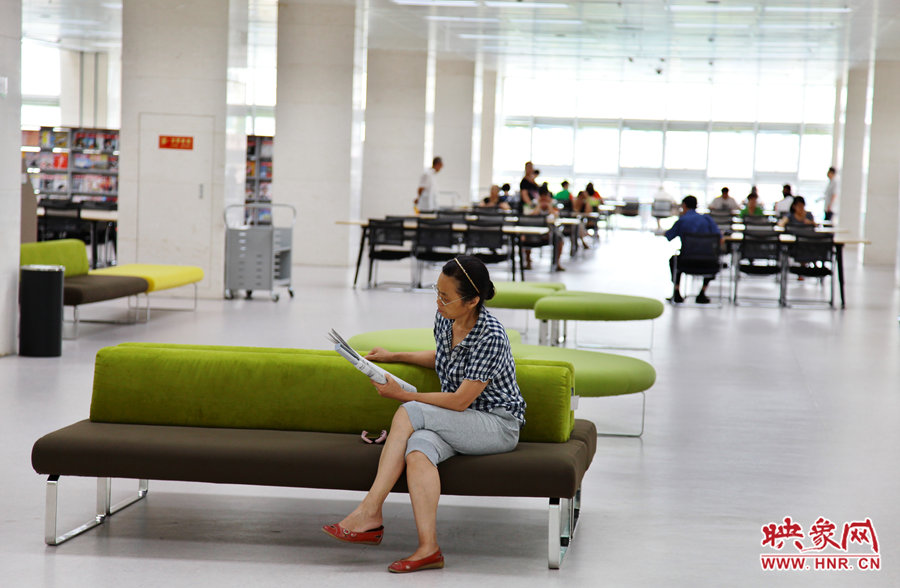 早上十點(diǎn)左右，已經(jīng)有不少讀者來管內(nèi)看書了。