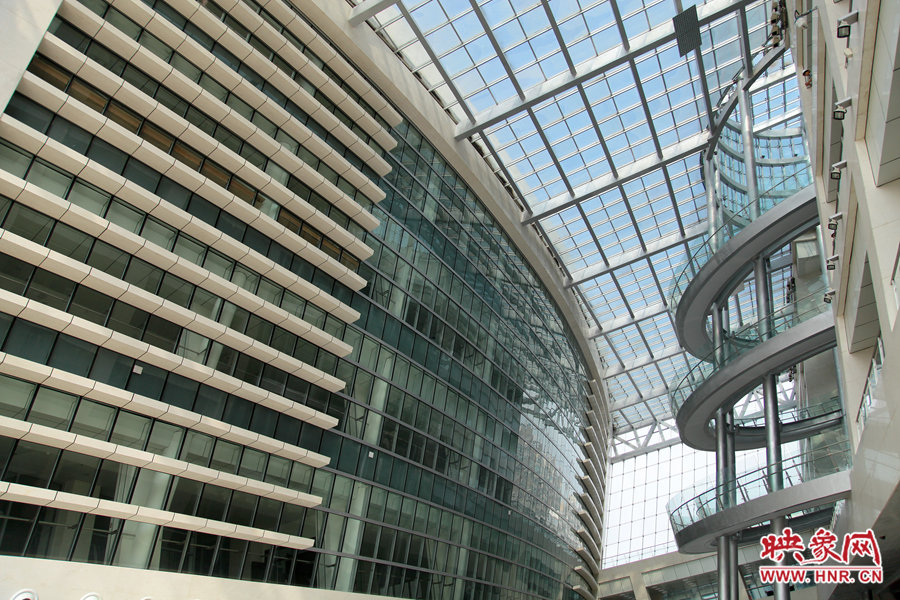 “全景天窗”帶來充足的自然光。