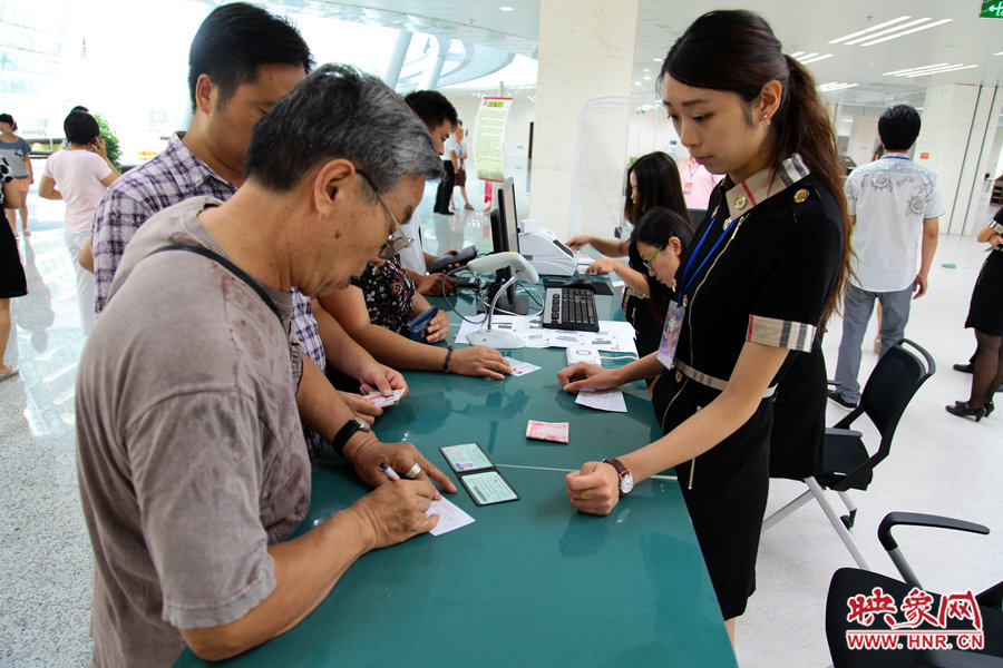 辦理借書卡很便捷，只需要身份證和一百元押金就可以。