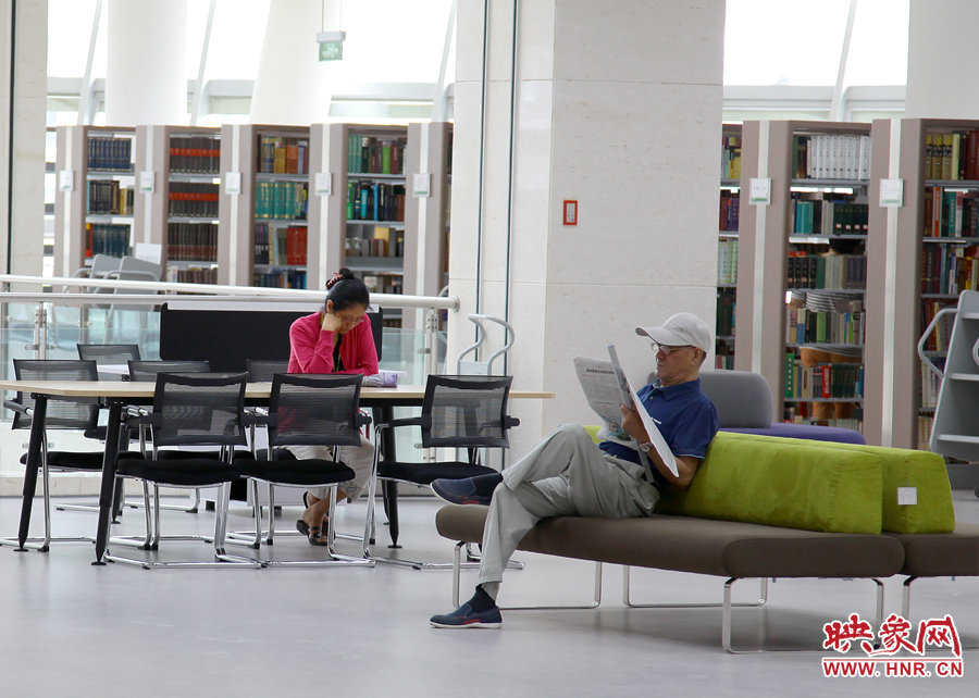 閱讀區(qū)有沙發(fā)，有桌椅，讓讀者有了更多的選擇。