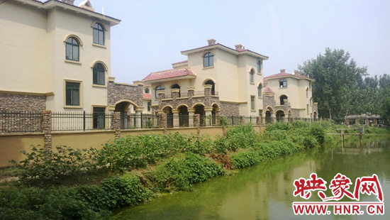 別墅群緊挨著村民的魚(yú)塘