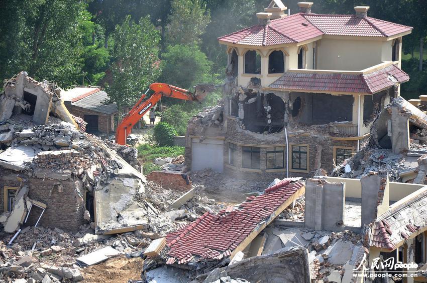 2013年8月18日，在黃河南岸鄭州市惠濟區(qū)花園口鎮(zhèn)申莊村，違規(guī)修建的別墅正在被拆除。張濤/東方IC