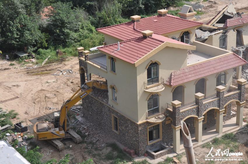 2013年8月18日，在黃河南岸鄭州市惠濟區(qū)花園口鎮(zhèn)申莊村，違規(guī)修建的別墅正在被拆除。張濤/東方IC