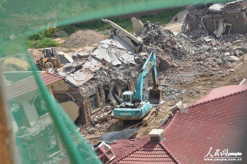 2013年8月18日，在黃河南岸鄭州市惠濟區(qū)花園口鎮(zhèn)申莊村，違規(guī)修建的別墅正在被拆除。張濤/東方IC