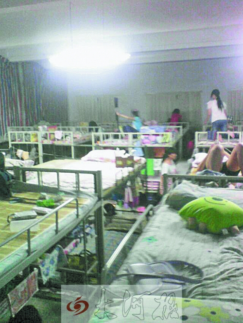 住在電教室里的女生們，擁擠不堪。