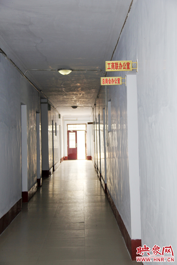 在縣委大院內(nèi),分布著很多機關單位。