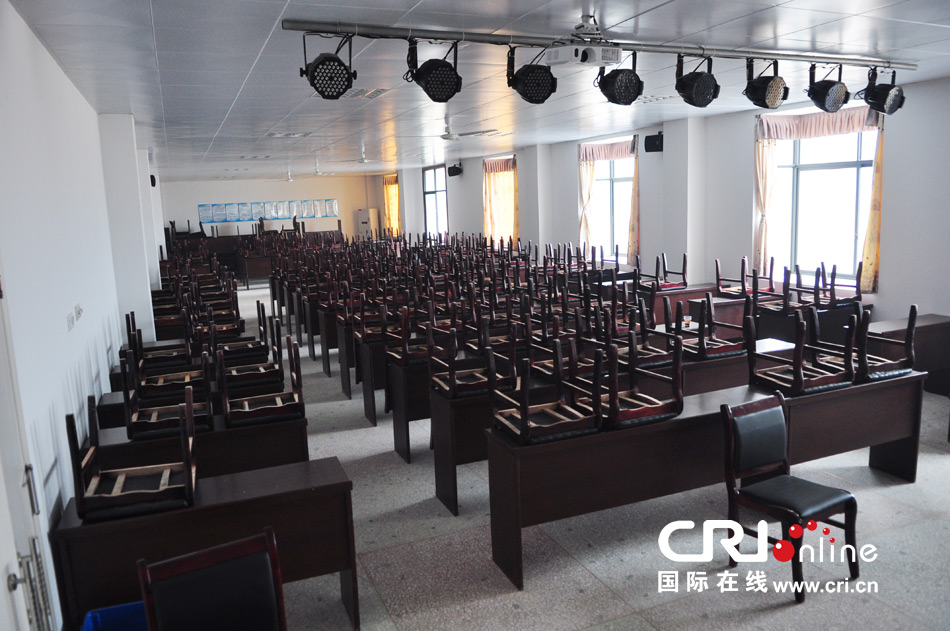 2013年10月21日，長沙云蓋村欠債千萬新建的豪華村部樓。