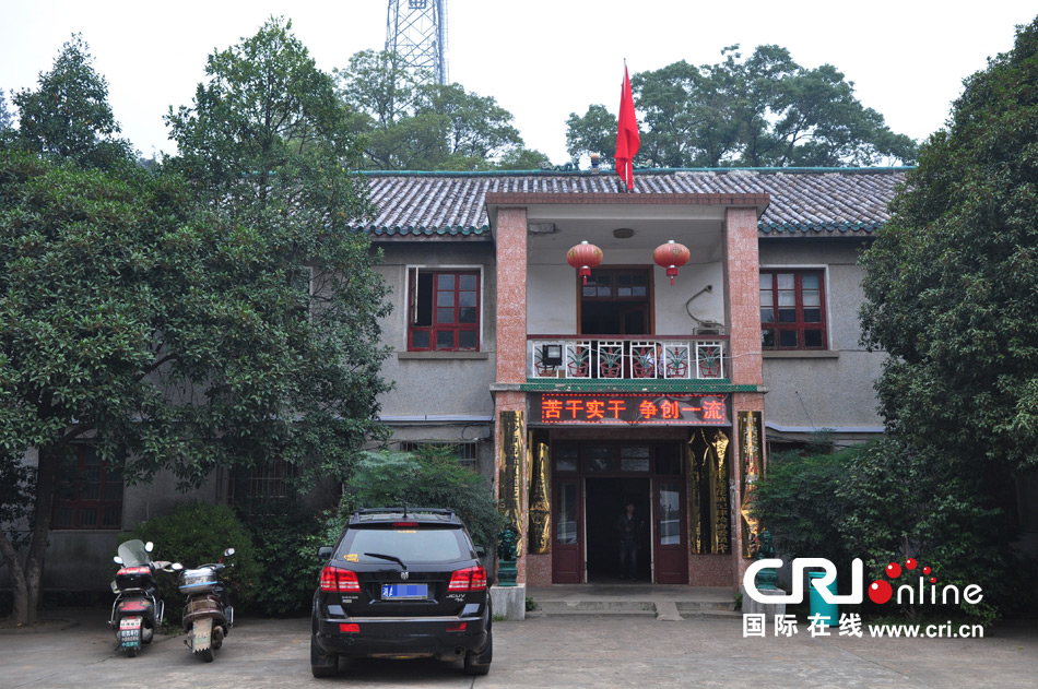 　2013年10月21日，這是蓮花鎮(zhèn)人民政府的辦公樓，和蓮花鎮(zhèn)云蓋村的辦公樓相比，寒酸不少。