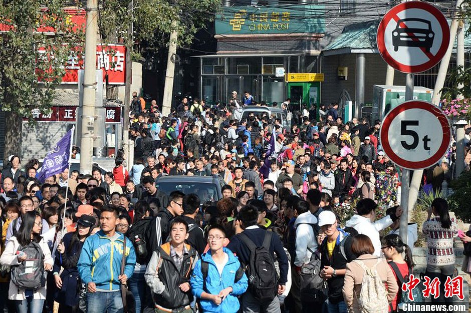 　10月26日上午10點多，北京香山路賞紅客摩肩接踵