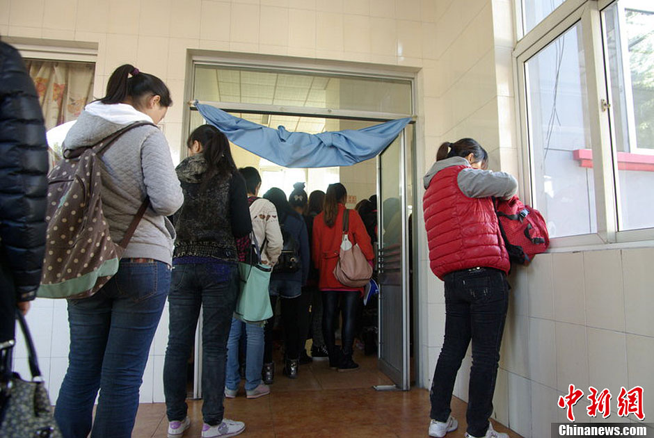 　10月26日上午10點多，北京香山路賞紅客摩肩接踵