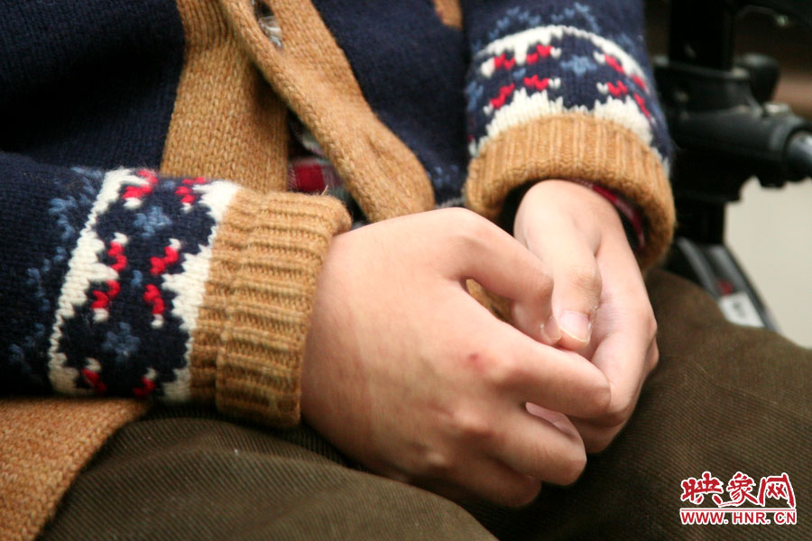 也許是對陌生人來訪的感受到了拘謹(jǐn)，王海龍的雙手僅僅的握著