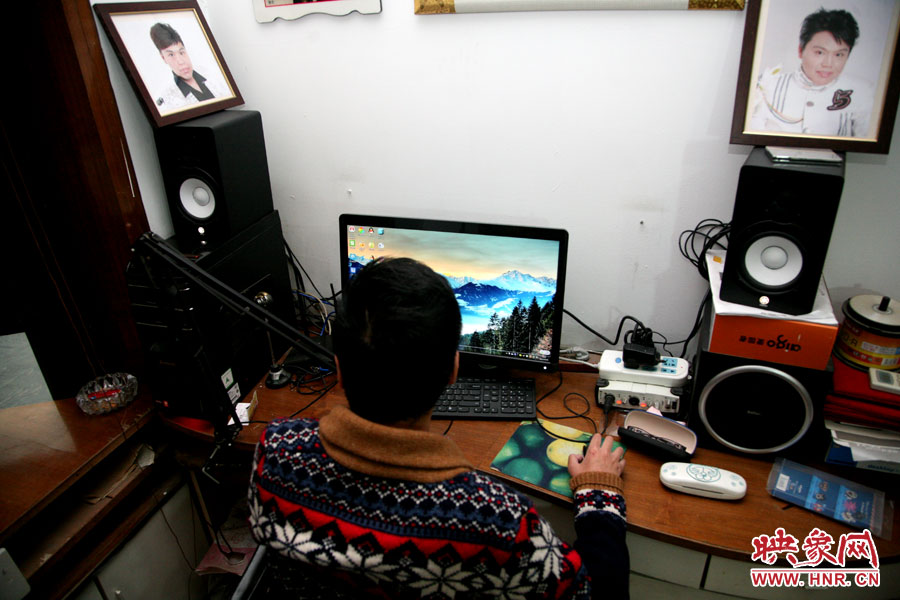 這張小小的工作臺就是海龍的一片小天地，他可以在這里練歌，也可在這里回味他的過去