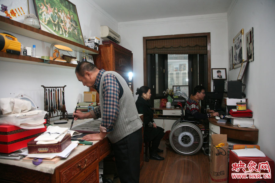 小小的書房里，爺孫三人在坐著各自的事情，姥爺在練書法，姥姥在旁專心的看著海龍，海龍在盡情的歌唱