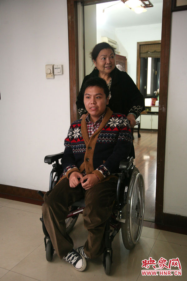 練完歌后，姥姥將海龍推了出來，因為行動不便，海龍很少出門，他的活動地方一般就是書房與客廳。