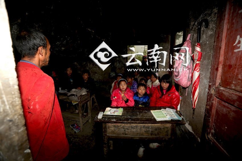 小學里只有兩個班，大點的孩子無法升入高年級，只得從一年級再讀起，就像復(fù)讀機。