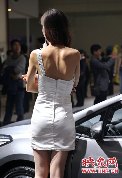 雖然進(jìn)入深秋，車模依然“輕裝”上場。