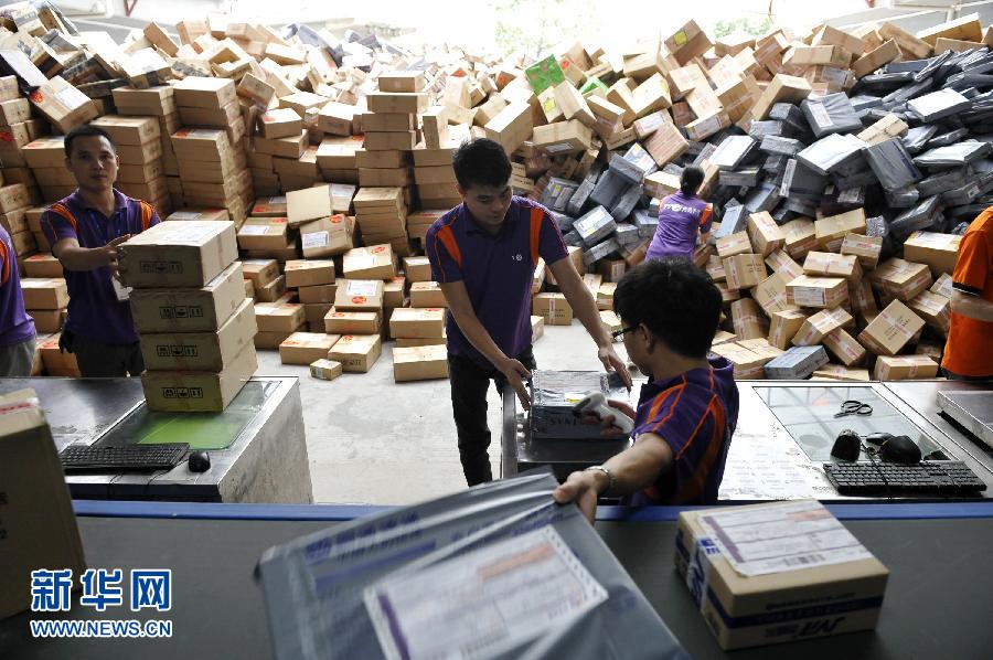 11月11日，在圓通公司廣州一處分揀站，工作人員加緊掃描快件。