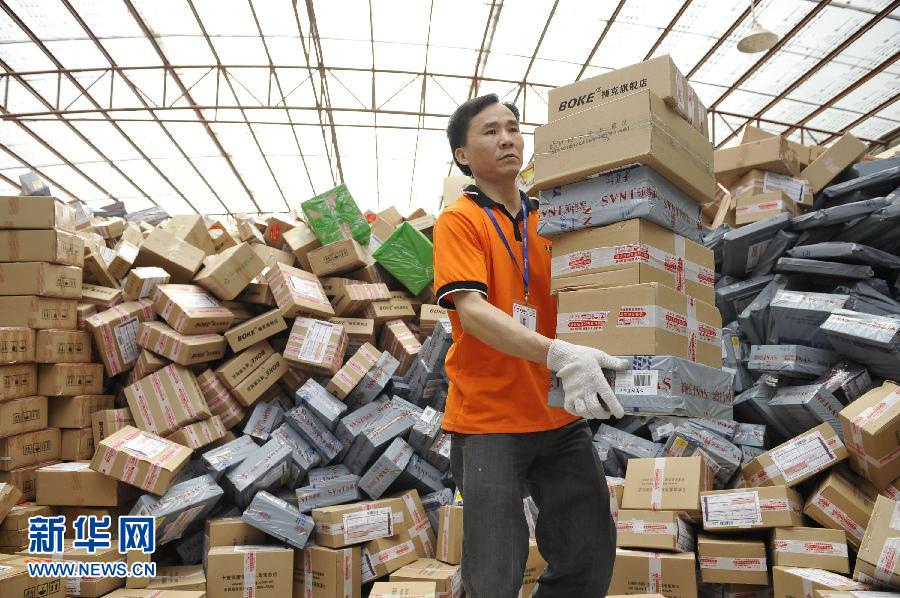 　11月11日，在圓通公司廣州一處分揀站，工作人員加緊處理堆積如山的快件。