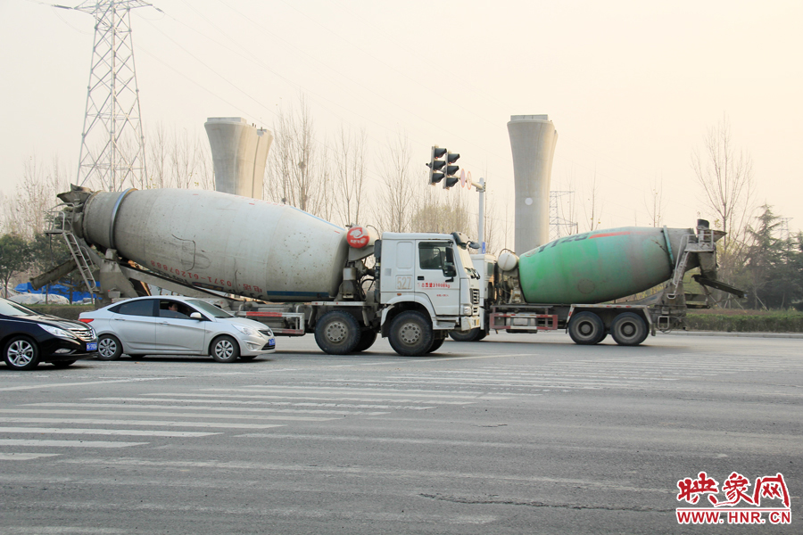 獨家:記者走訪鄭開大道 已放置數(shù)百個水泥隔離樁 獨家:記者走訪鄭開大道 已放置數(shù)百個水泥隔離樁