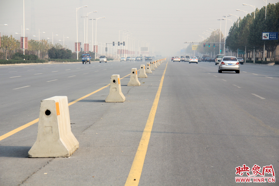 獨家:記者走訪鄭開大道 已放置數(shù)百個水泥隔離樁 獨家:記者走訪鄭開大道 已放置數(shù)百個水泥隔離樁