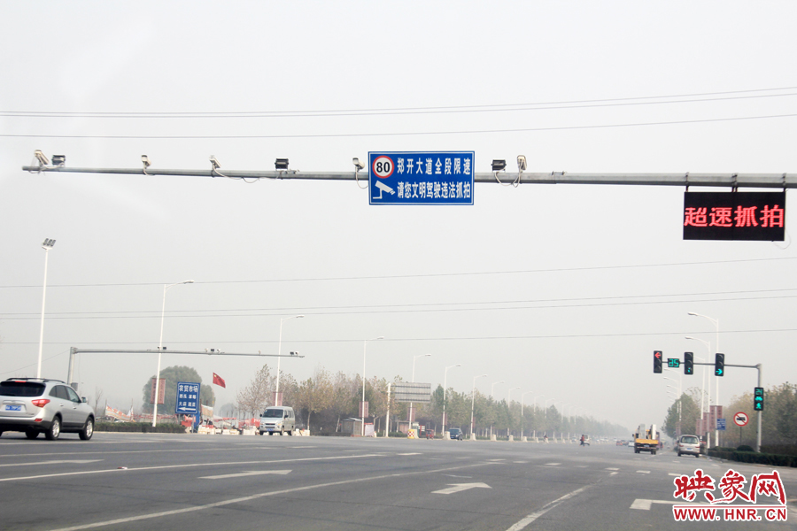 獨家:記者走訪鄭開大道 已放置數(shù)百個水泥隔離樁 獨家:記者走訪鄭開大道 已放置數(shù)百個水泥隔離樁