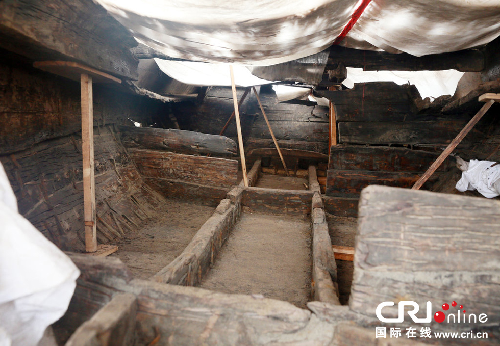 2014年1月6日，河南洛陽古沉船發(fā)掘現(xiàn)場，古沉船頭，船倉內(nèi)部。