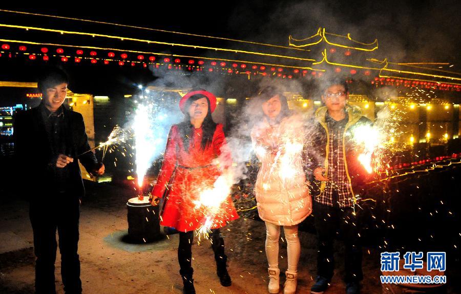 1月30日，浙江金華武義市民在燃放煙花，喜迎馬年春節(jié)。