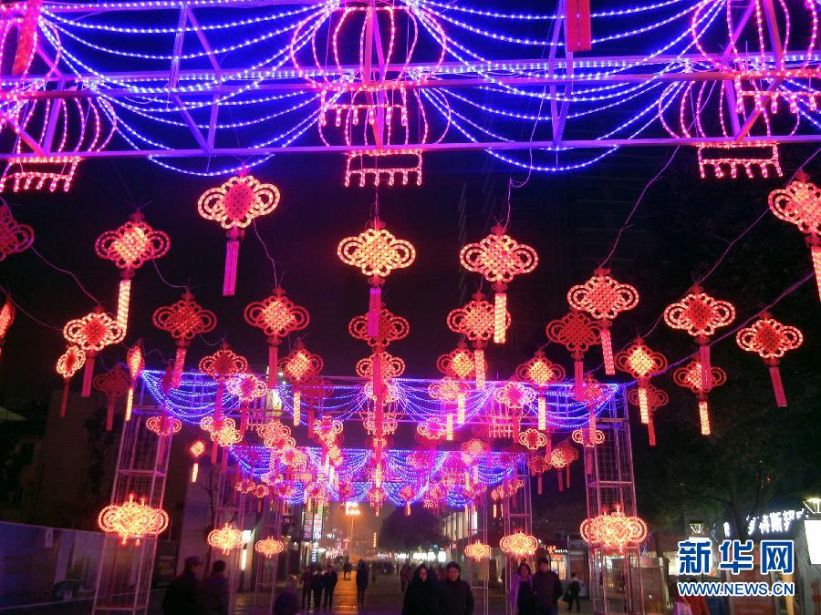 　1月30日，市民走在由中國結(jié)霓虹燈裝扮的蘇州街頭。