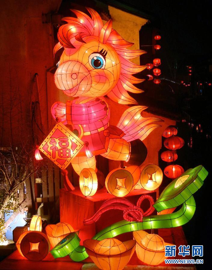 1月30日在蘇州山塘街拍攝的“福馬鬧春”彩燈景觀。