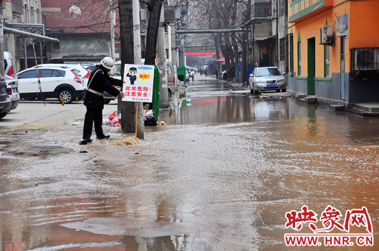 巡防隊員到了現(xiàn)場后，設(shè)置了警示牌，并勸阻小朋友進入水中