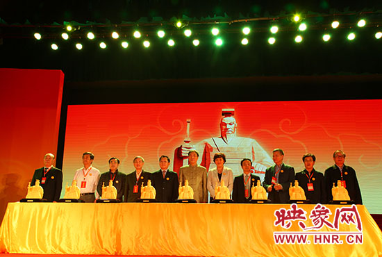 與會嘉賓一起見證歷史、啟動論壇