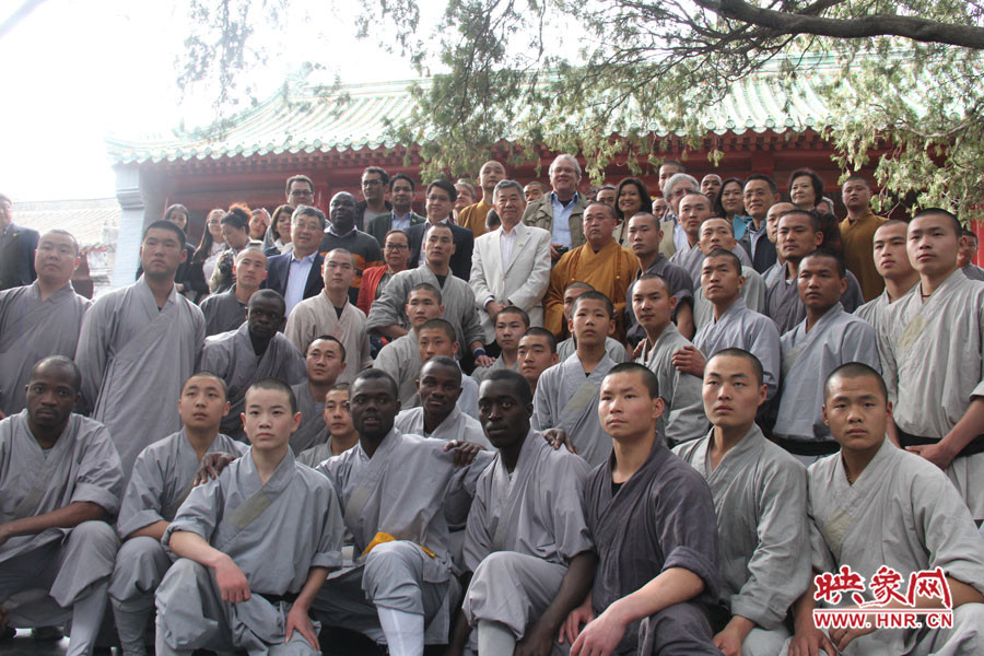 少林寺方丈、武僧與外交官留念