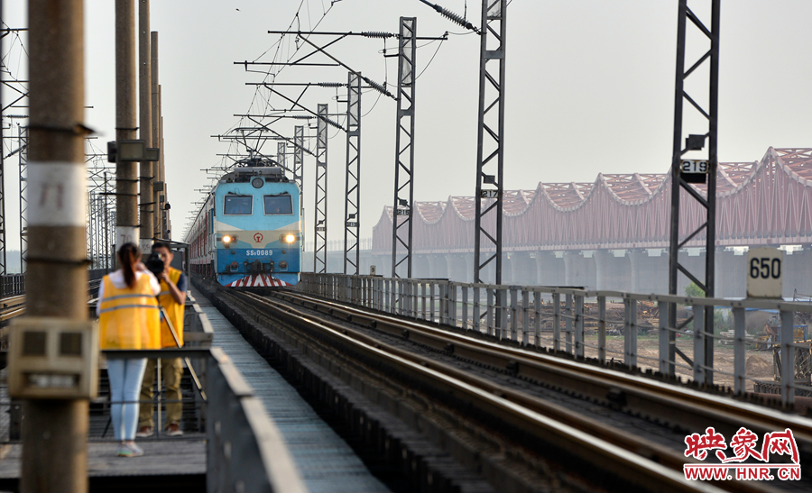最后一列駛過(guò)老黃河鐵路大橋的火車