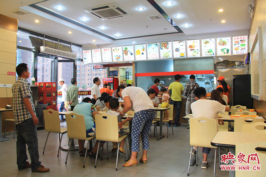 慶豐包子的金字招牌真不是蓋的,雖然店面還沒有正式營(yíng)業(yè),已有許多食客慕名來(lái)吃包子。