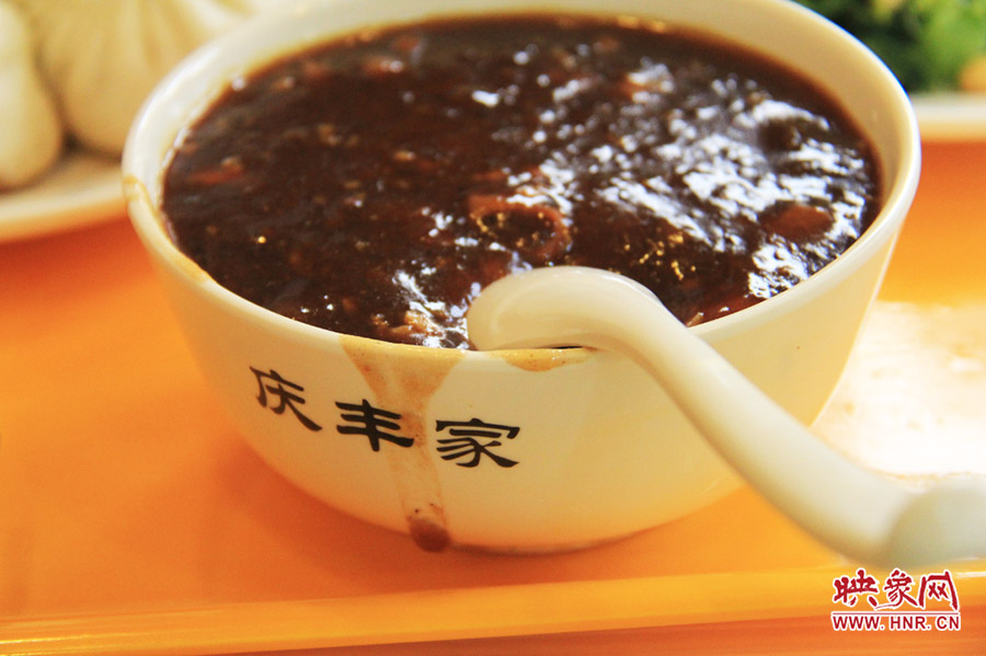 一碗炒肝,看上去也有滋有味。