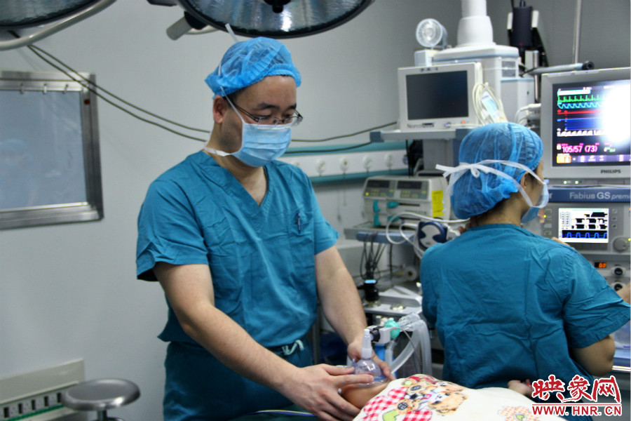 上午8點10分，小龍接受全身麻醉。