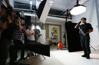 拍起大片來，特警也是一絲不茍。