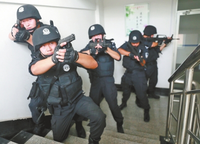 進(jìn)入樓道后，特警開始地毯式搜索。