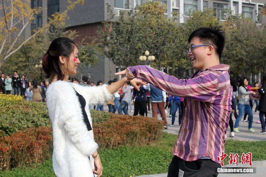 11月11日，河南財(cái)經(jīng)政法大學(xué)校園內(nèi)，300名在校大學(xué)生在上演了一出“光棍”也瘋狂的“快閃”大戲。