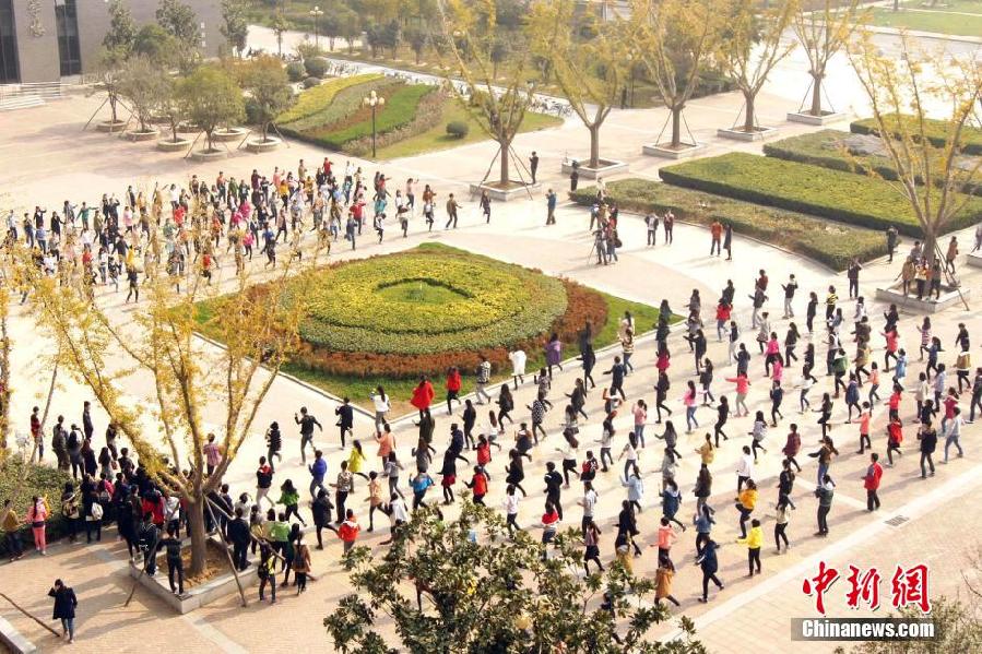 11月11日，河南財(cái)經(jīng)政法大學(xué)校園內(nèi)，300名在校大學(xué)生在上演了一出“光棍”也瘋狂的“快閃”大戲。