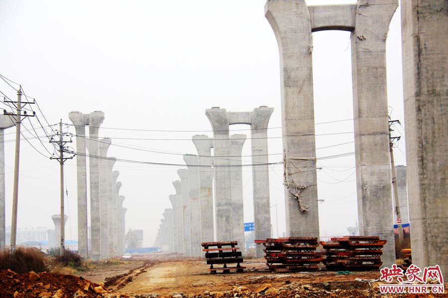 南北方向已架起數(shù)百根橋墩，一眼望不到邊際。