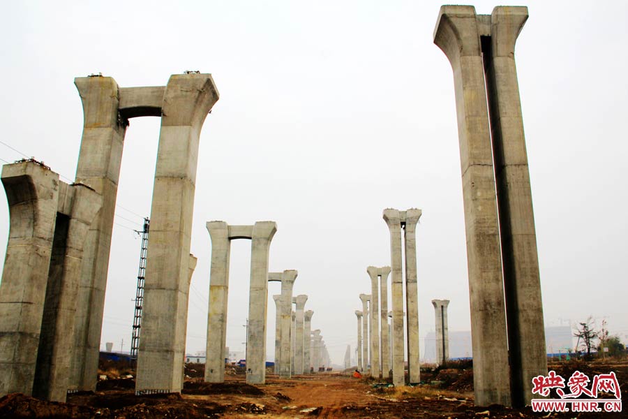 橋墩聳立，一片荒涼。