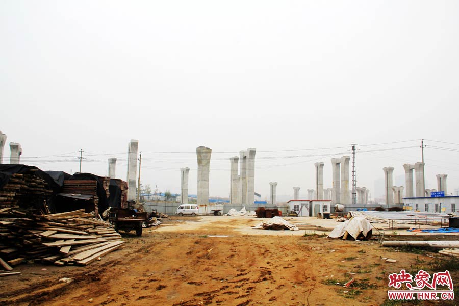 項目已經(jīng)停工數(shù)月，施工工地上很難見到工人，設備也很少。