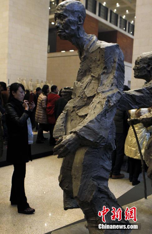 紀(jì)念南京大屠殺遇難同胞雕塑展亮相國家博物館