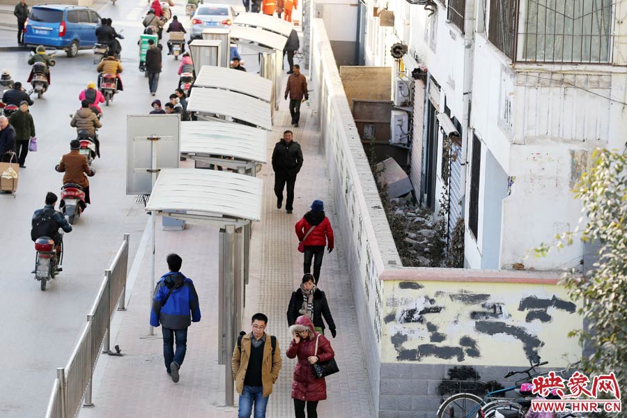 墻內(nèi)扔著垃圾，墻面上涂滿了牛皮癬小廣告，異常顯眼。