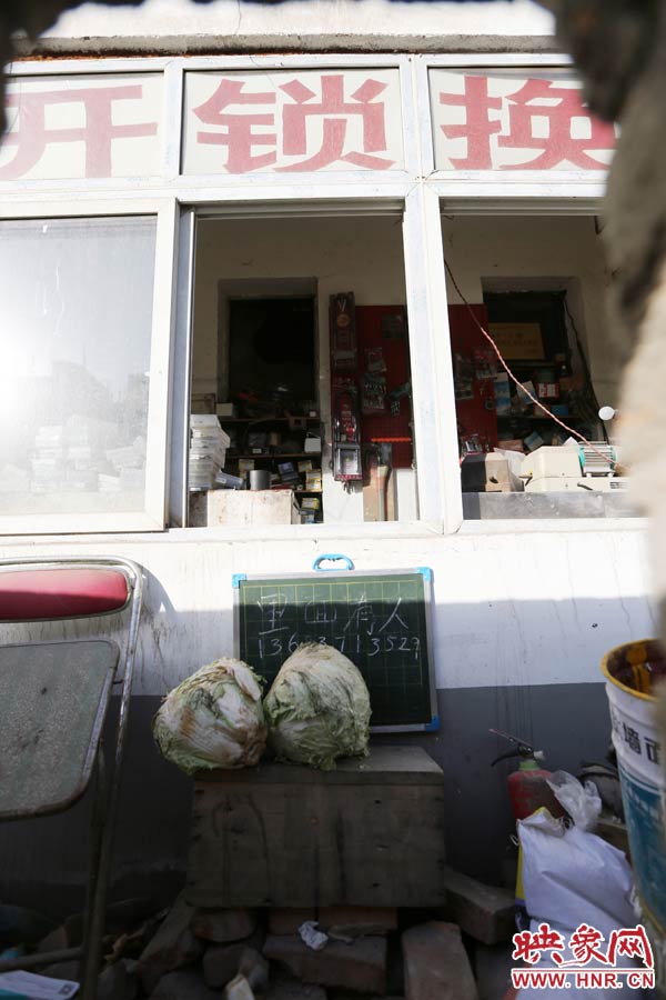 一家開鎖的商戶掛了一個牌子，上面寫著“里面有人”，提醒市民這里正常營業(yè)。